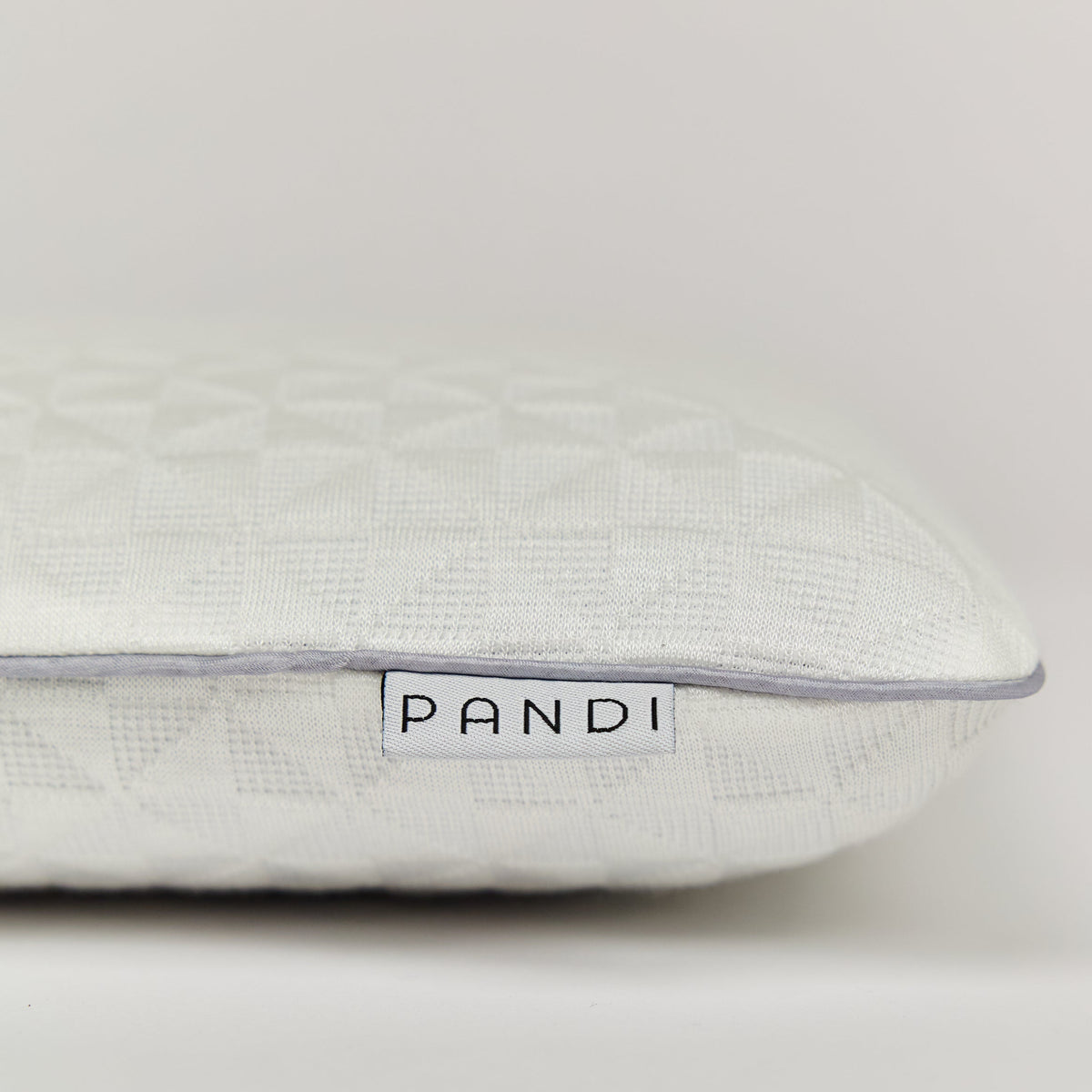 Almohada ortopédica para niños de PANDI en un ambiente de descanso, ideal para el bienestar infantil.