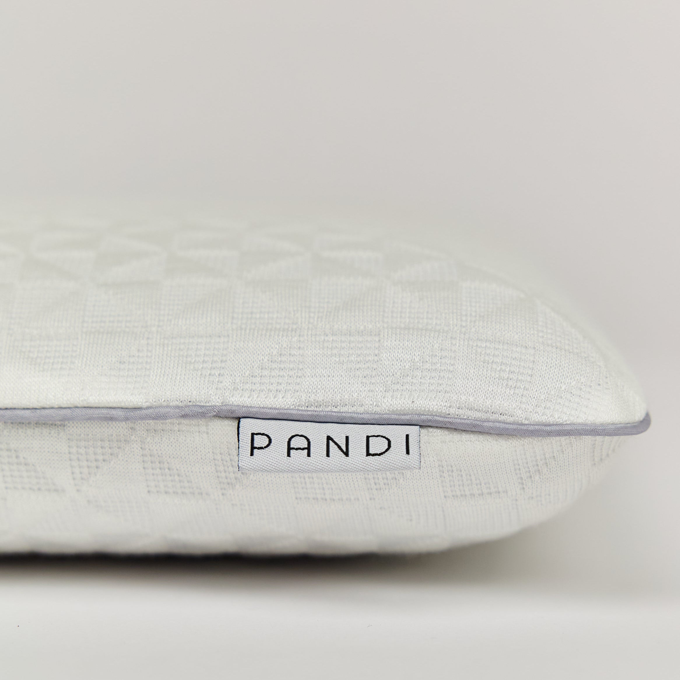Almohada ortopédica para niños de PANDI en un ambiente de descanso, ideal para el bienestar infantil.