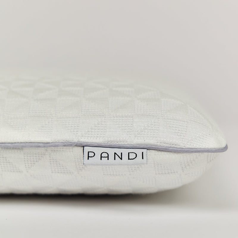 Almohada ortopédica para niños de PANDI en un ambiente de descanso, ideal para el bienestar infantil.