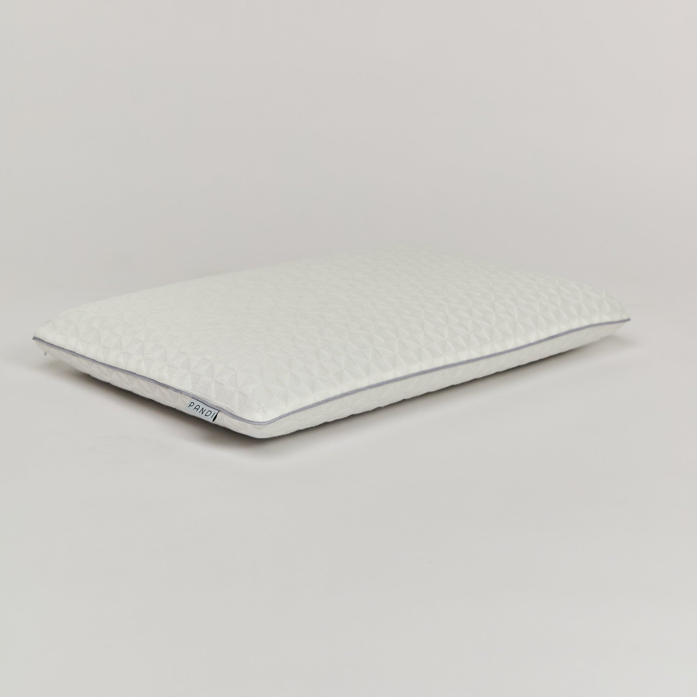 Vista de la almohada ortopédica para niños de PANDI, destacando su diseño ergonómico y carbón activado.