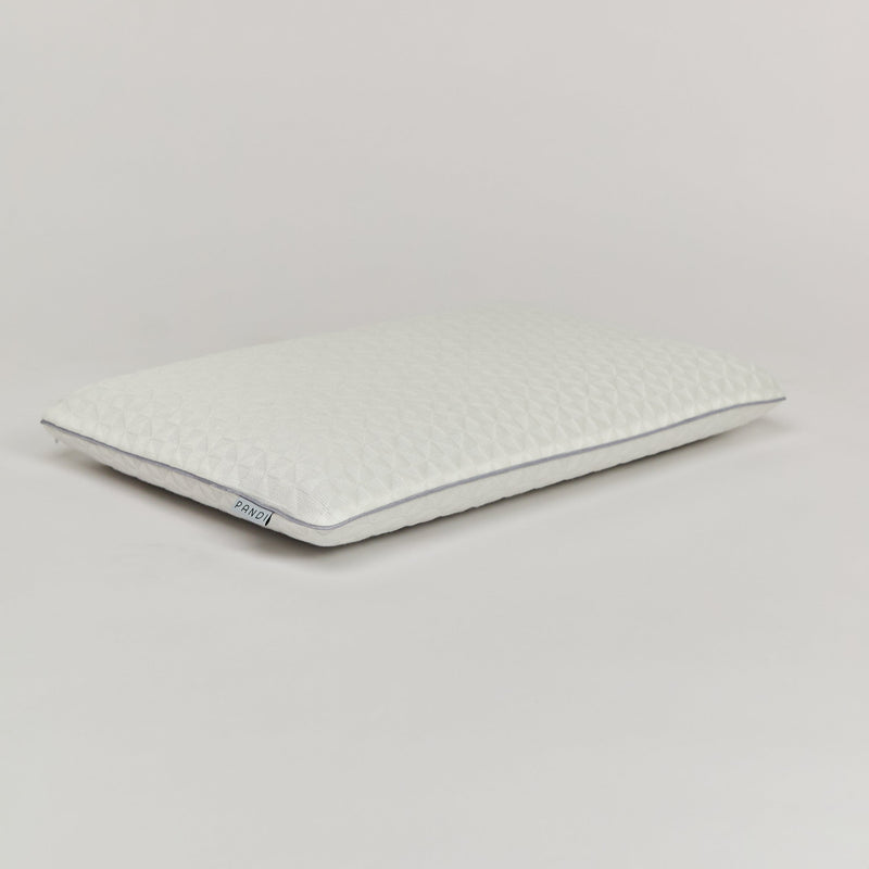 Vista de la almohada ortopédica para niños de PANDI, destacando su diseño ergonómico y carbón activado.