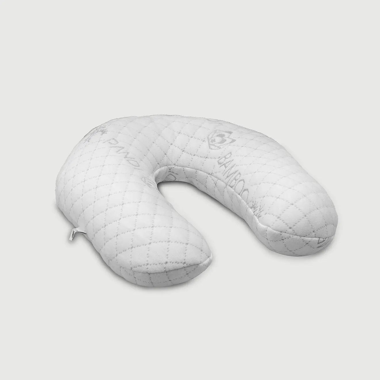 Almohada de viaje de bambú PANDI, diseñada ergonómicamente para brindar soporte en el cuello durante el viaje, con un acabado blanco acolchado.