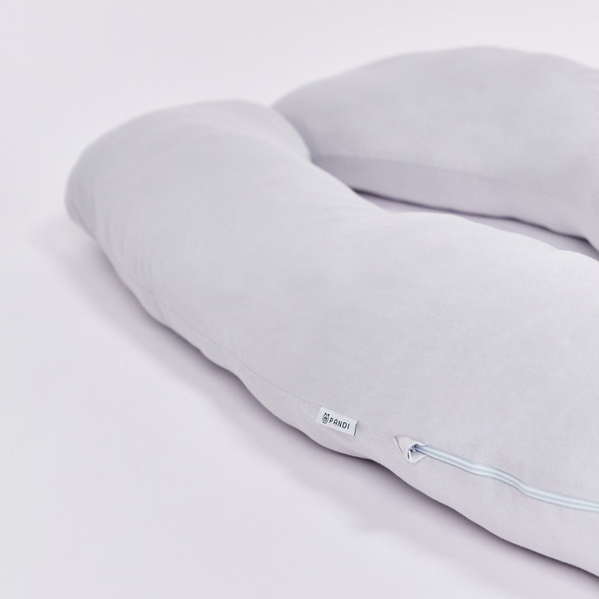 Detalle de la Almohada Prenatal de PANDI, mostrando la suavidad de su funda y su diseño ergonómico para aliviar tensiones en el cuerpo.