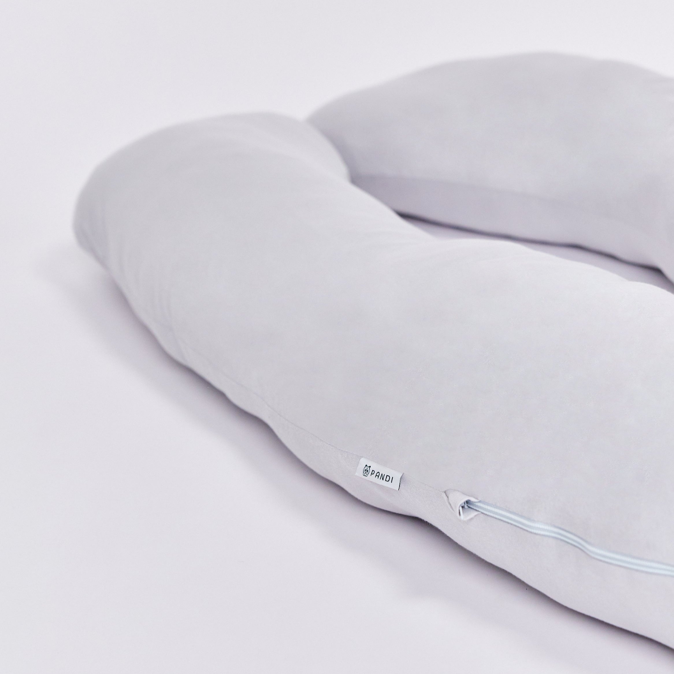 Detalle de la Almohada Prenatal de PANDI, mostrando la suavidad de su funda y su diseño ergonómico para aliviar tensiones en el cuerpo.