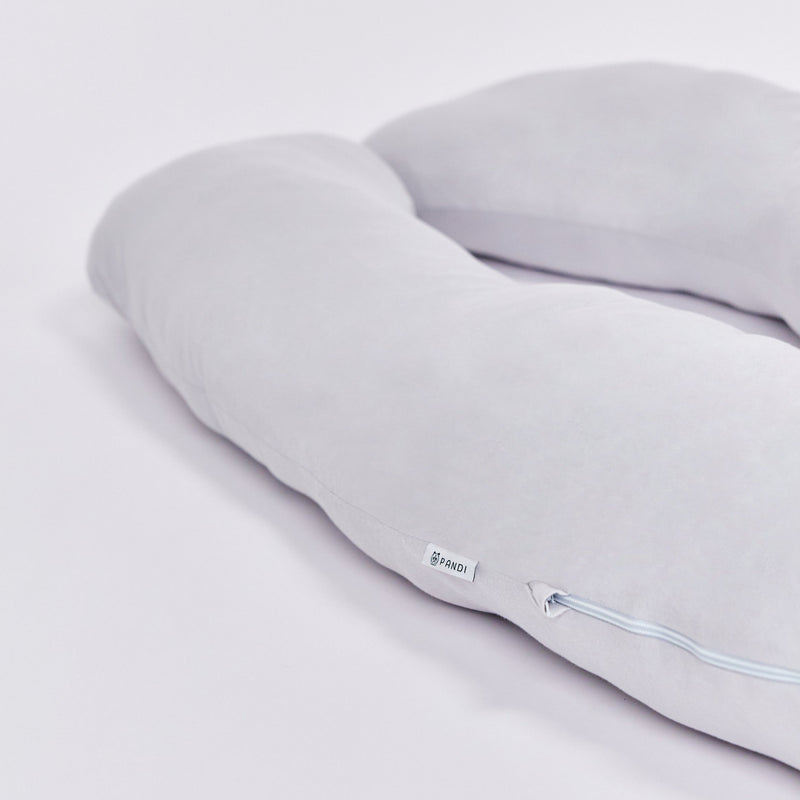 Detalle de la Almohada Prenatal de PANDI, mostrando la suavidad de su funda y su diseño ergonómico para aliviar tensiones en el cuerpo.