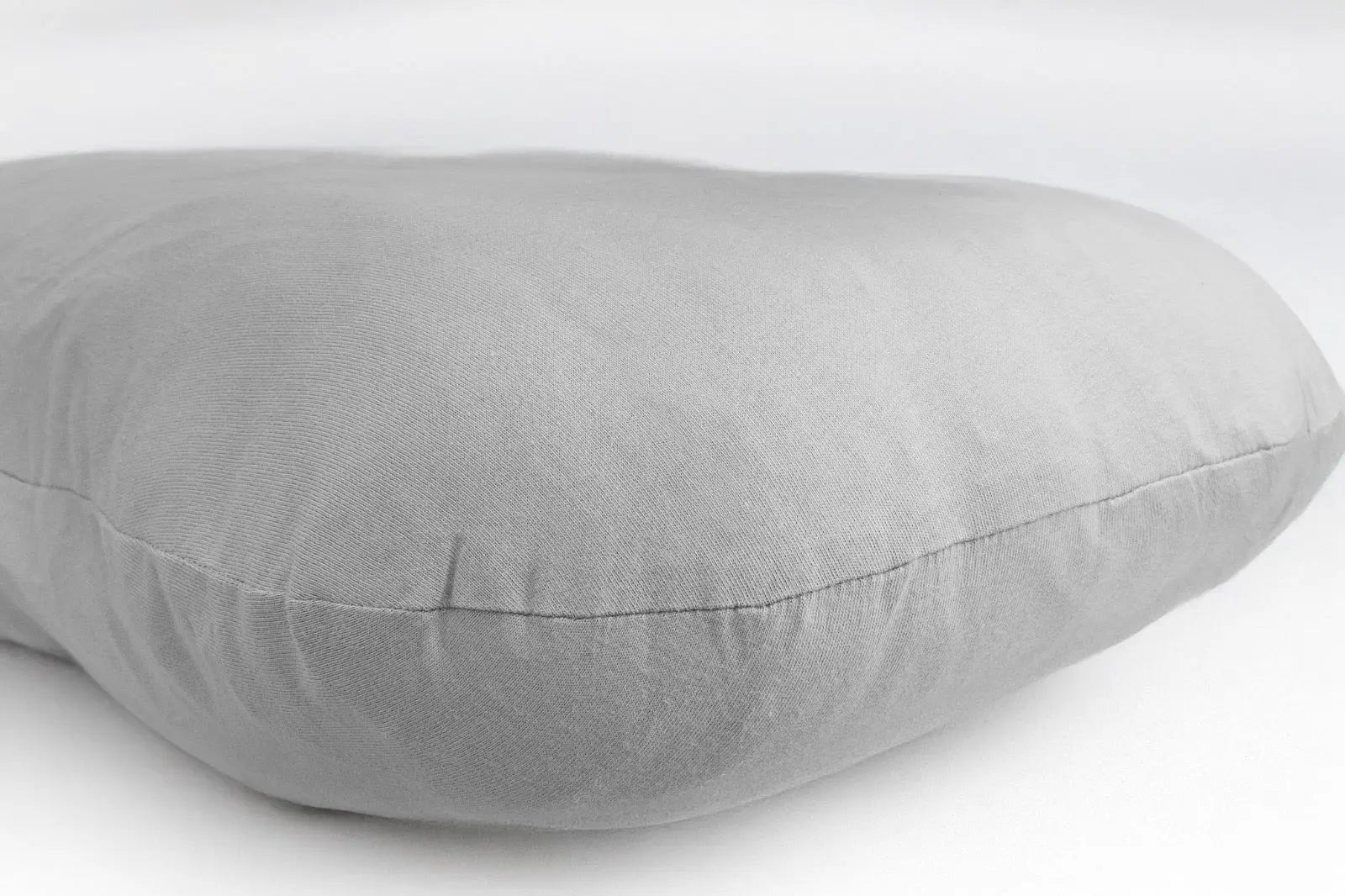 Detalle de la Almohada Prenatal, destacando su suavidad y transpirabilidad, ideal para un sueño reparador durante el embarazo.
