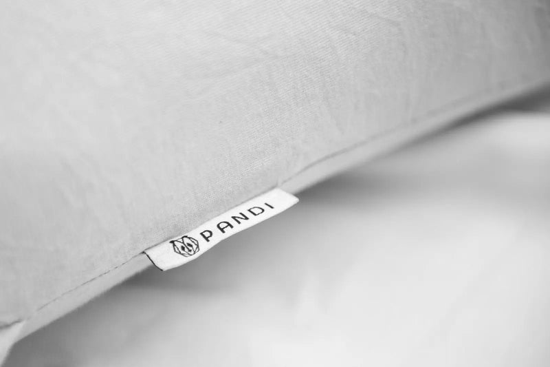 Etiqueta de la Almohada Prenatal de PANDI, que resalta su calidad y diseño enfocado en el confort durante el embarazo.