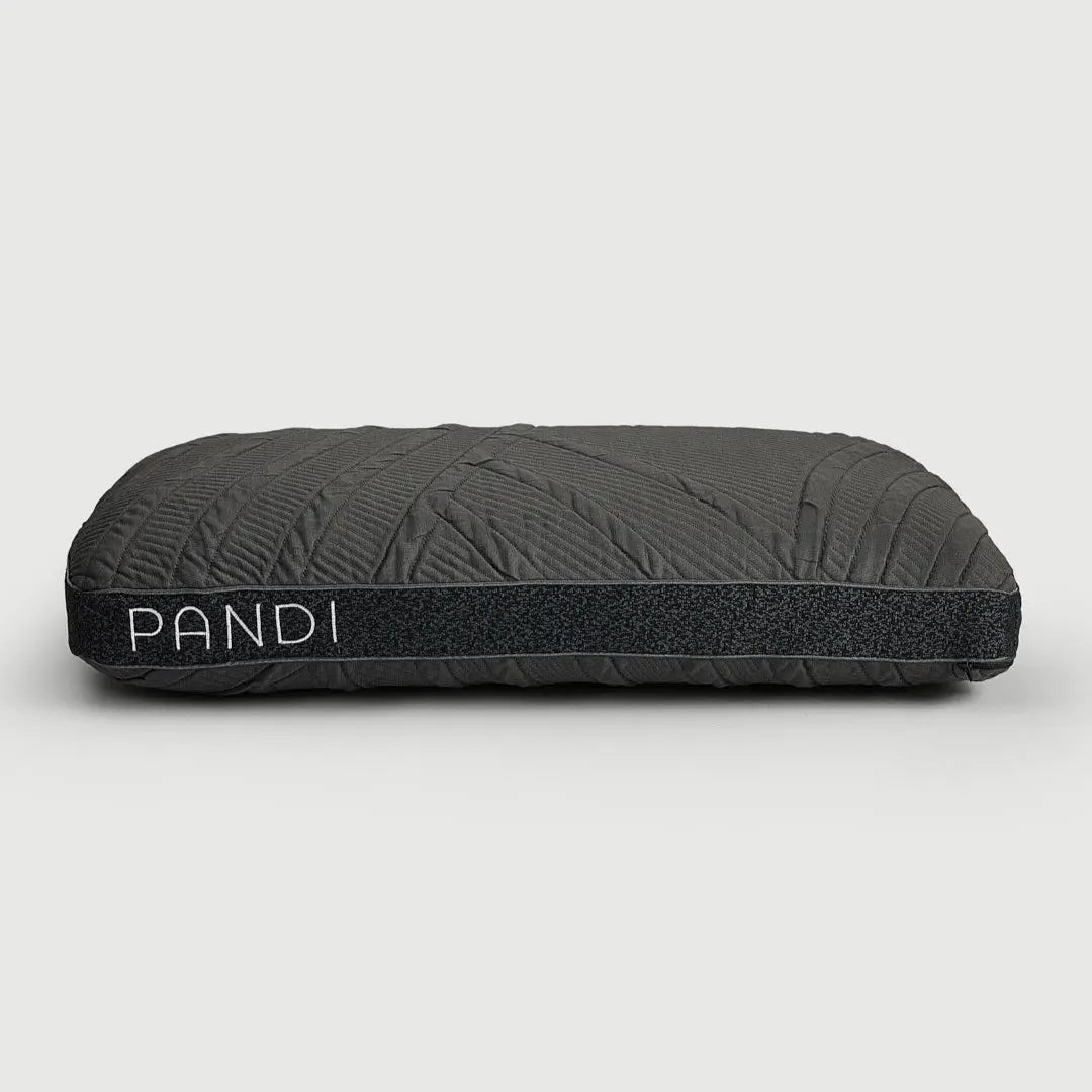 Almohada Cooling Premium de PANDI con diseño ergonómico y funda transpirable, elaborada en espuma viscoelástica y carbón de bambú para un descanso fresco y cómodo.