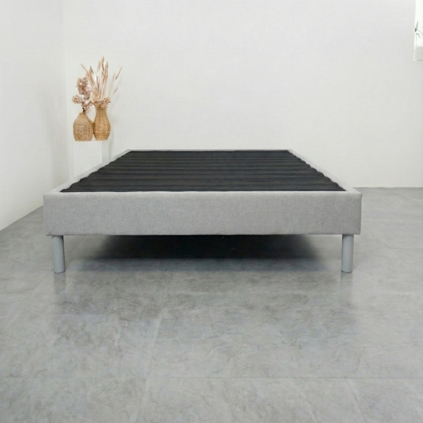 Base de Cama Moderna PANDI en color gris, diseño elegante y minimalista ideal para cualquier dormitorio contemporáneo.