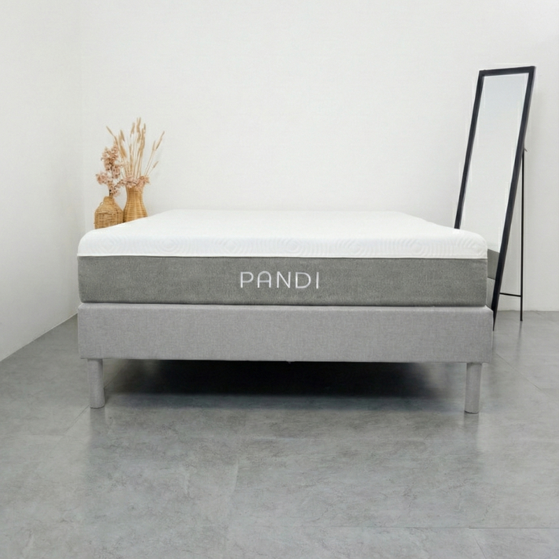 Estructura resistente de la Base de Cama PANDI, con patas metálicas negras y lamas curvas, perfecta para un sueño reparador.