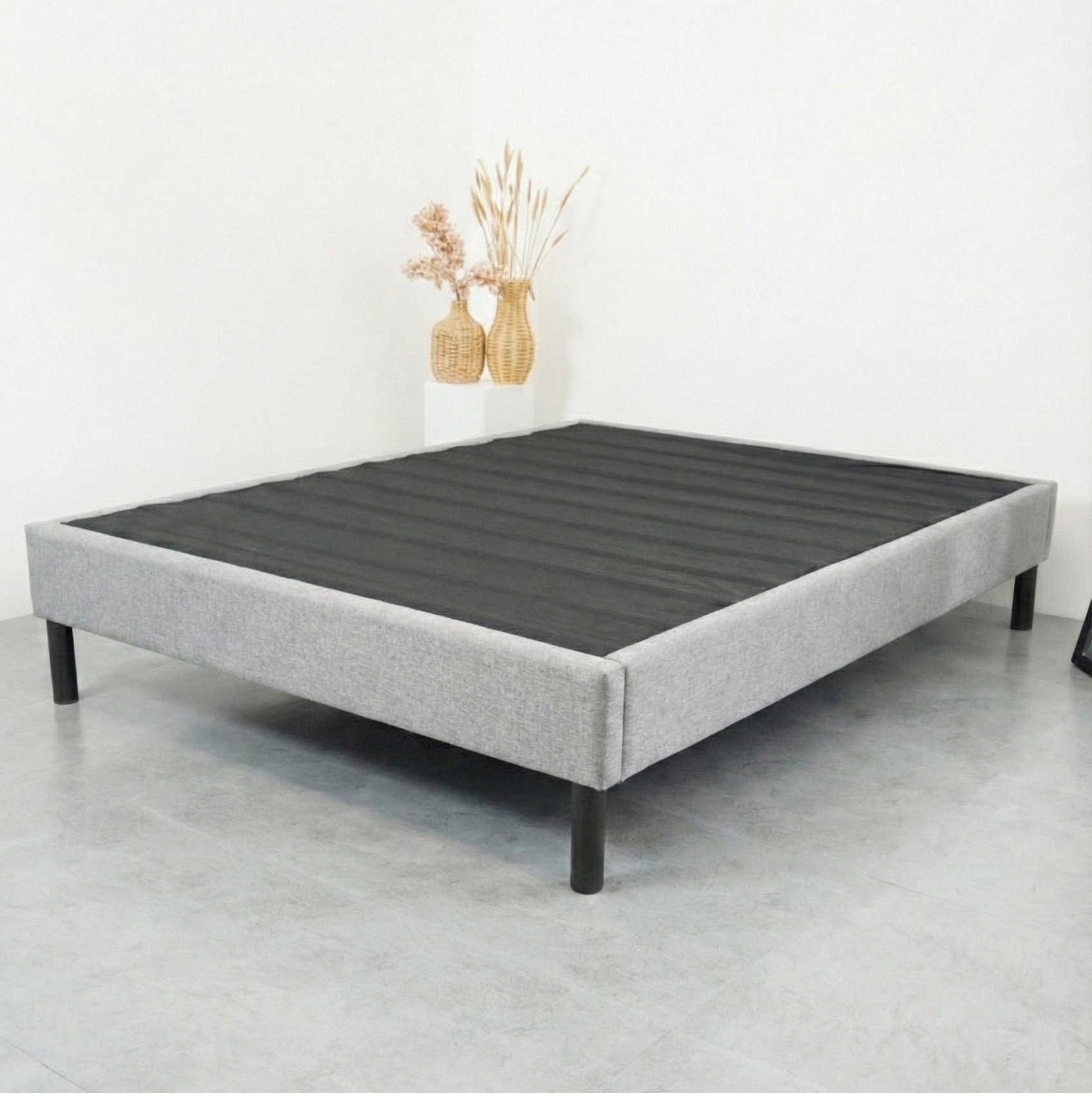 Base de Cama PANDI en gris, mostrando la versatilidad y sofisticación que aporta a los espacios personales.