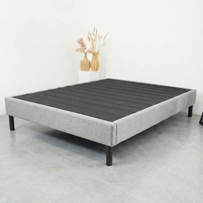 Base de Cama PANDI en gris, mostrando la versatilidad y sofisticación que aporta a los espacios personales.