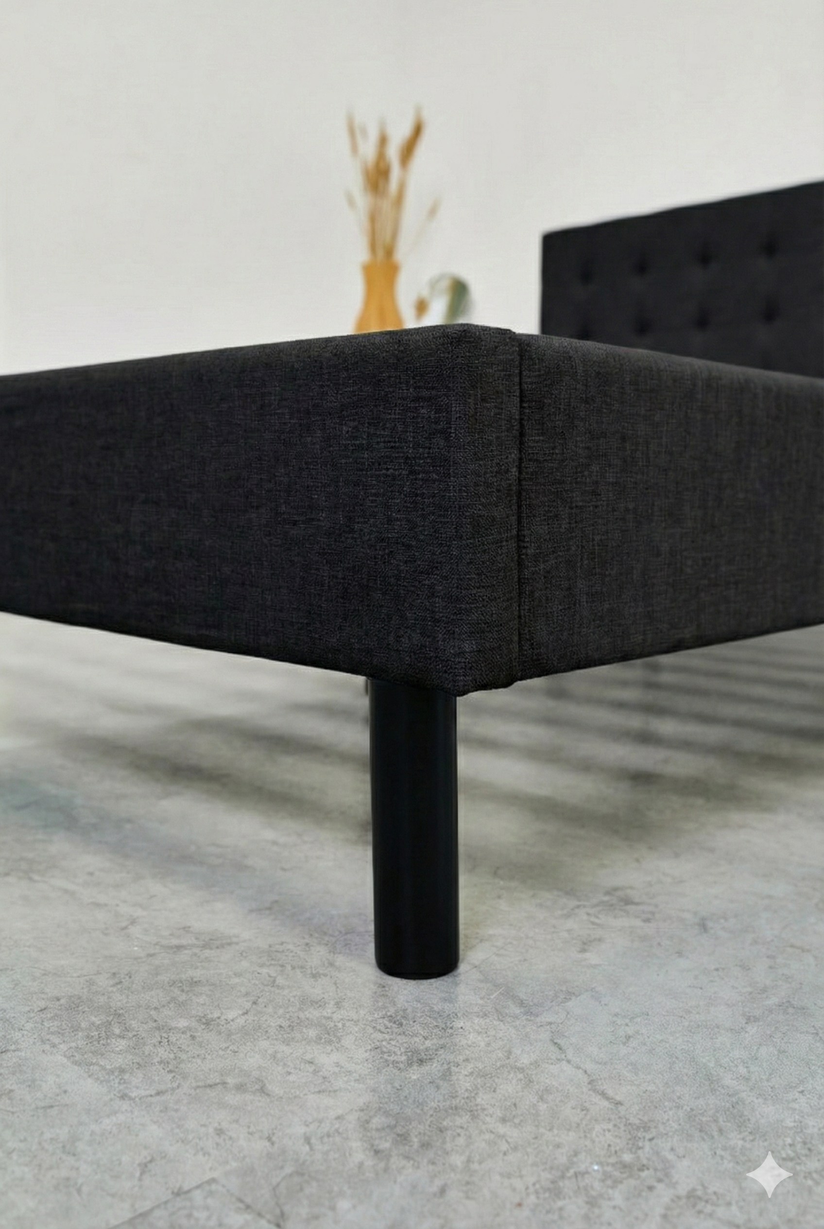 Cabecera alta de la base de cama PANDI, ideal para leer y relajarse, combinando confort y estilo.