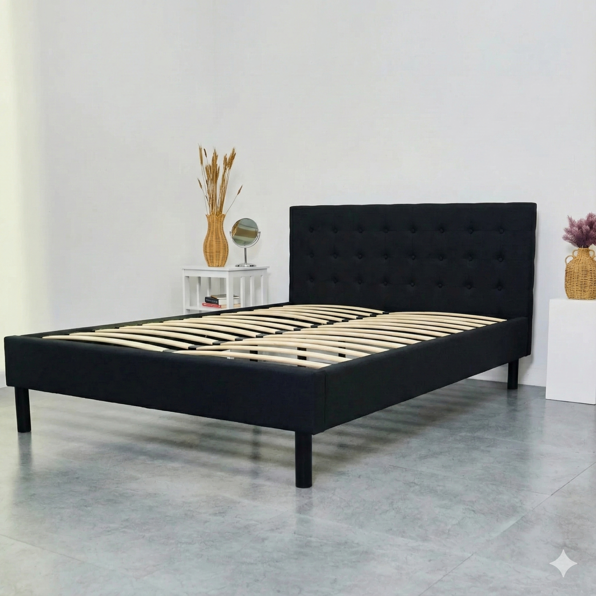 Estructura sólida de la base de cama con cabecera PANDI, con patas metálicas que aportan altura y sofisticación.