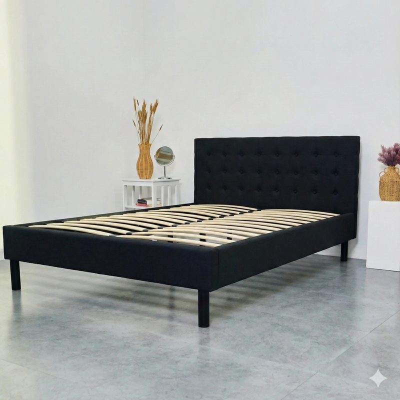 Estructura sólida de la base de cama con cabecera PANDI, con patas metálicas que aportan altura y sofisticación.