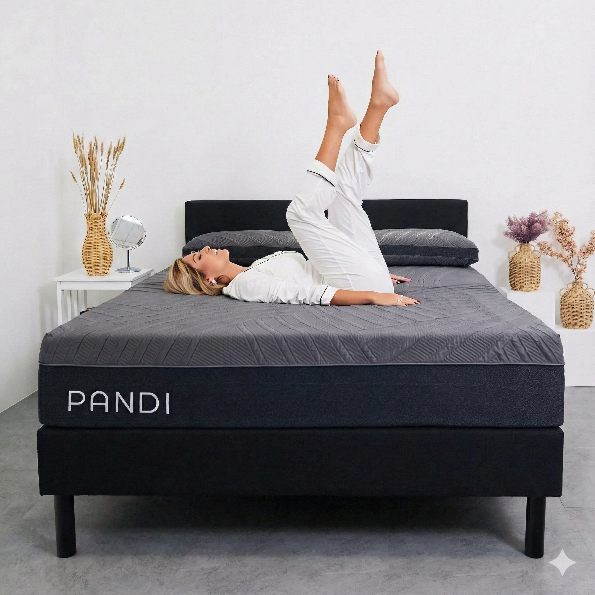 Base de cama con cabecera de PANDI en color negro, diseño elegante y moderno para un dormitorio acogedor.