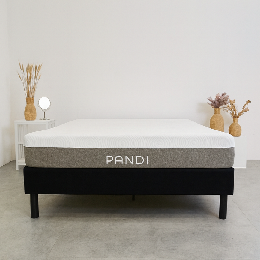 Vista de la base de cama PANDI con estructura de contrachapado y patas negras que aportan altura y sofisticación.