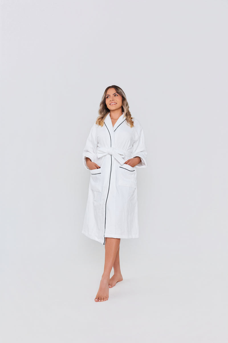 Bata de baño blanca elegante de Pandi, hecha de 100% algodón, diseñada para ofrecer suavidad y comodidad en momentos de relajación.