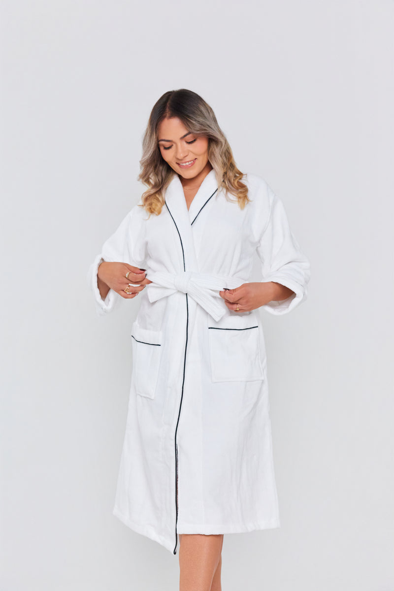 Detalle del diseño moderno de la bata de baño blanca de Pandi, mostrando la banda en la cadera para un ajuste perfecto.