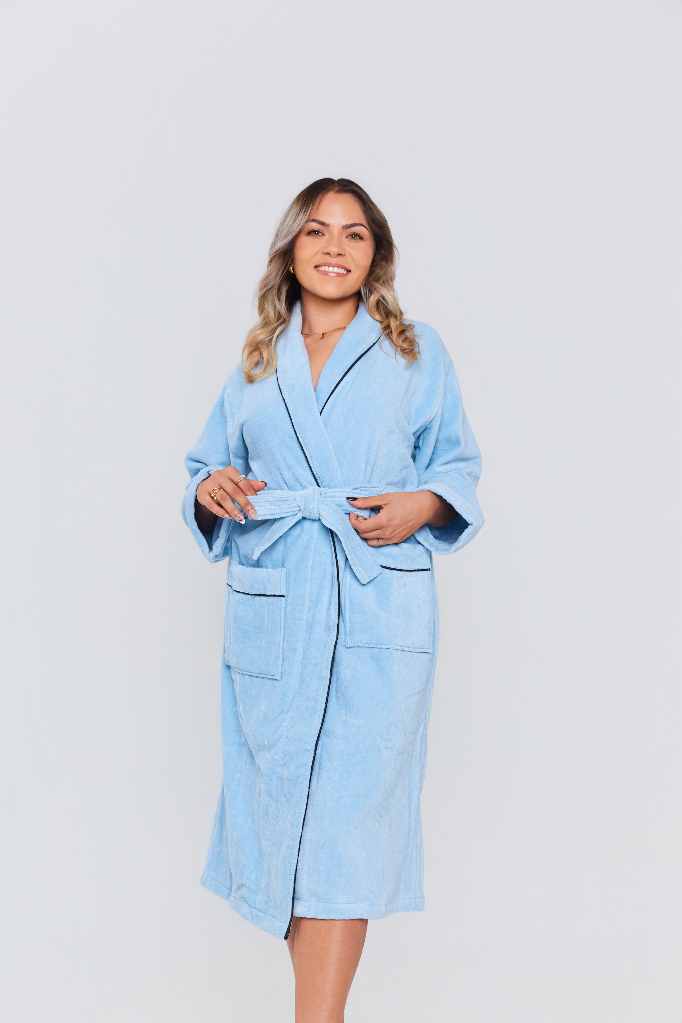 Bata de baño celeste de Pandi, confeccionada en 100% algodón suave, ideal para relajarse después de un baño.