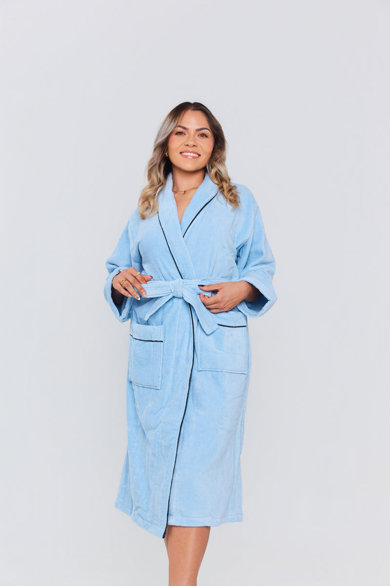 Bata de baño celeste de Pandi, confeccionada en 100% algodón suave, ideal para relajarse después de un baño.