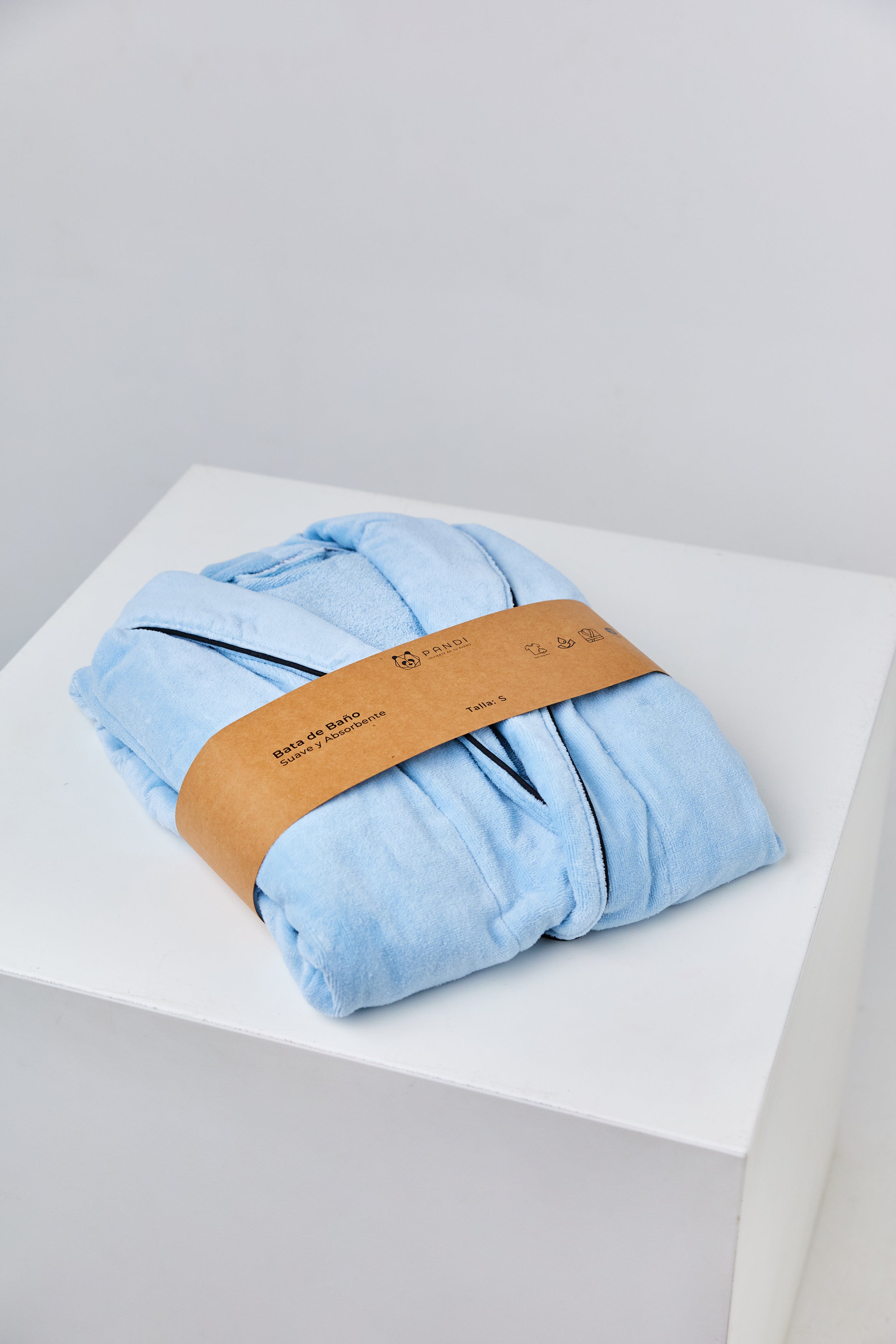 Bata de baño celeste de Pandi en un entorno de spa, perfecta para momentos de autocuidado y bienestar.