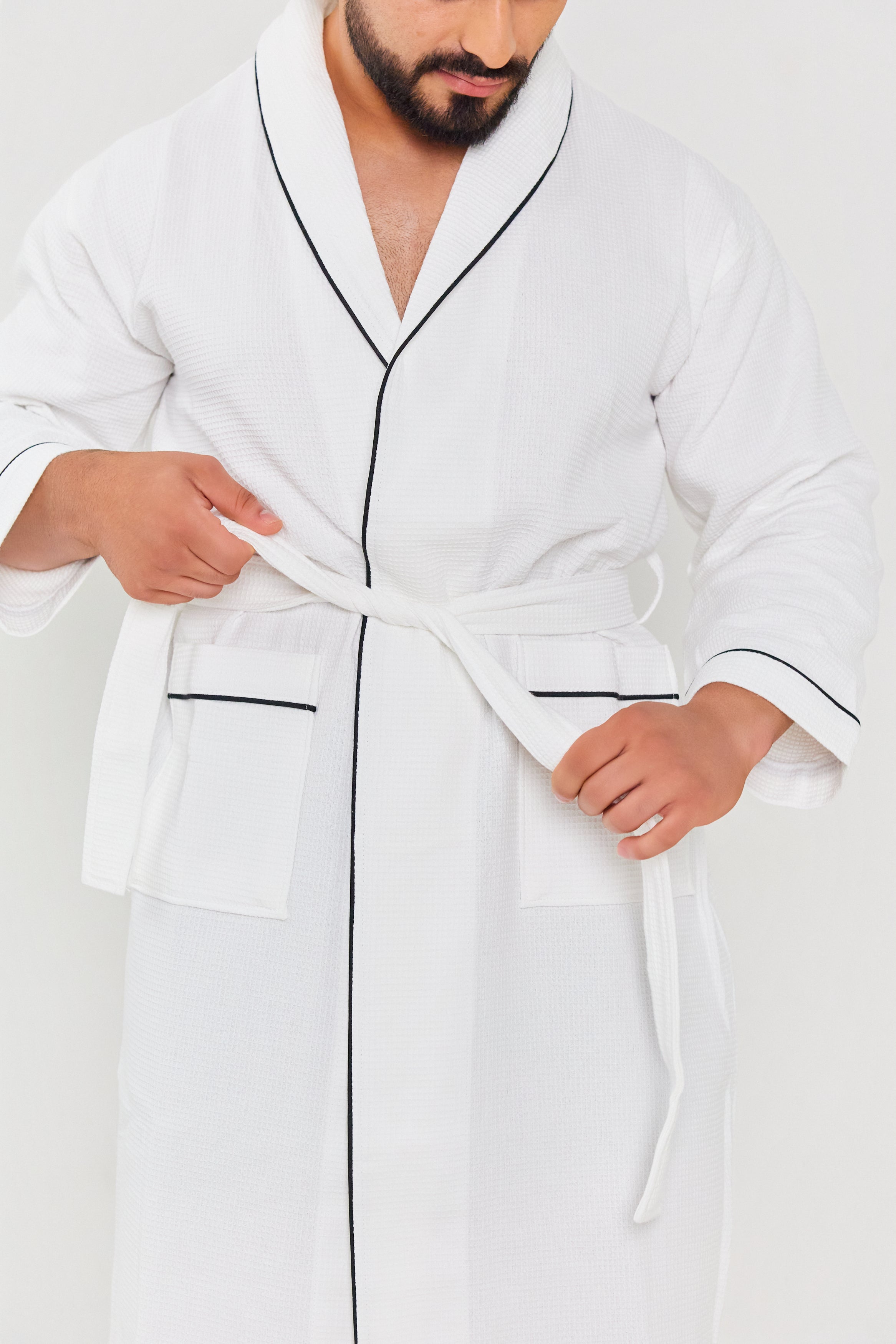 BATA DE BAÑO WAFFLE blanca de PANDI, perfecta para después de una ducha refrescante.