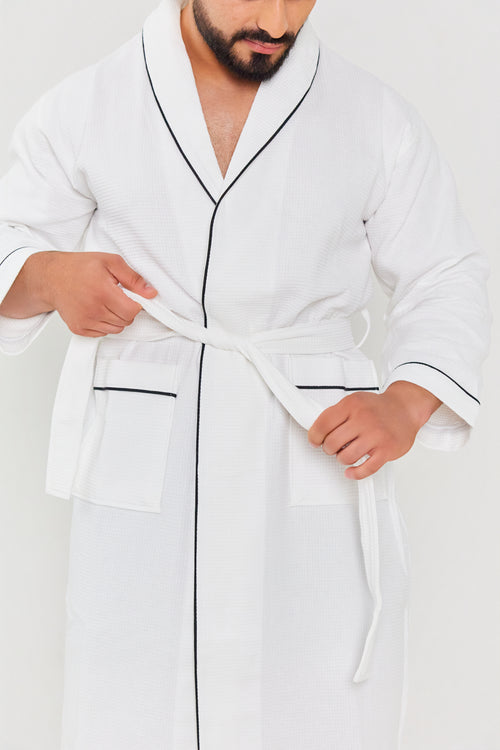BATA DE BAÑO WAFFLE blanca de PANDI, perfecta para después de una ducha refrescante.