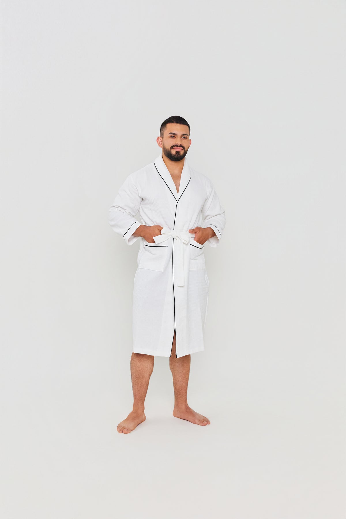 Modelo luciendo la BATA DE BAÑO WAFFLE de PANDI, con un diseño elegante.