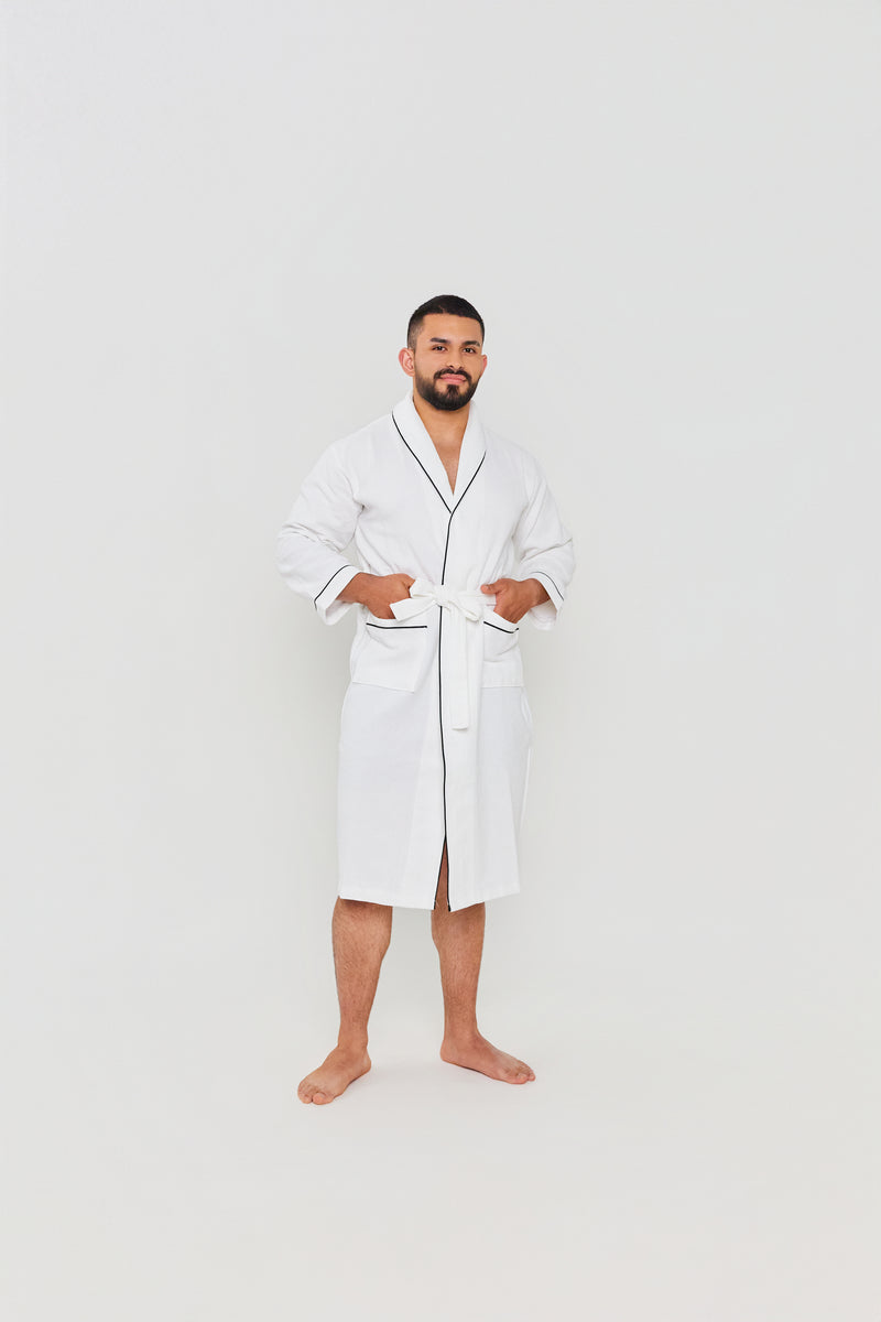 Modelo luciendo la BATA DE BAÑO WAFFLE de PANDI, con un diseño elegante.