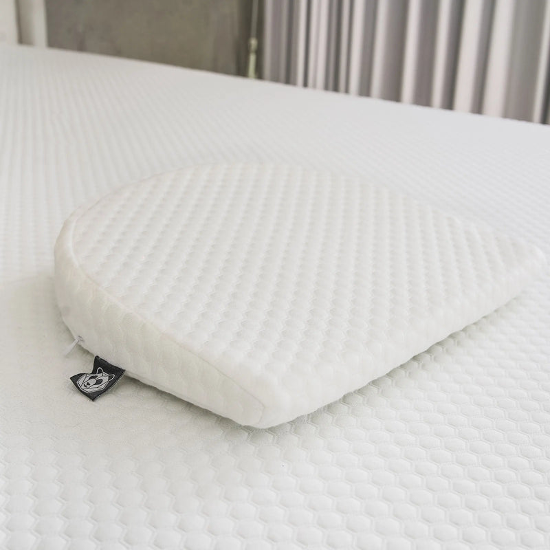 Almohada Cuña Baby de PANDI, muestra el diseño de memory foam con funda de bambú, ideal para garantizar un sueño seguro y cómodo para bebés.