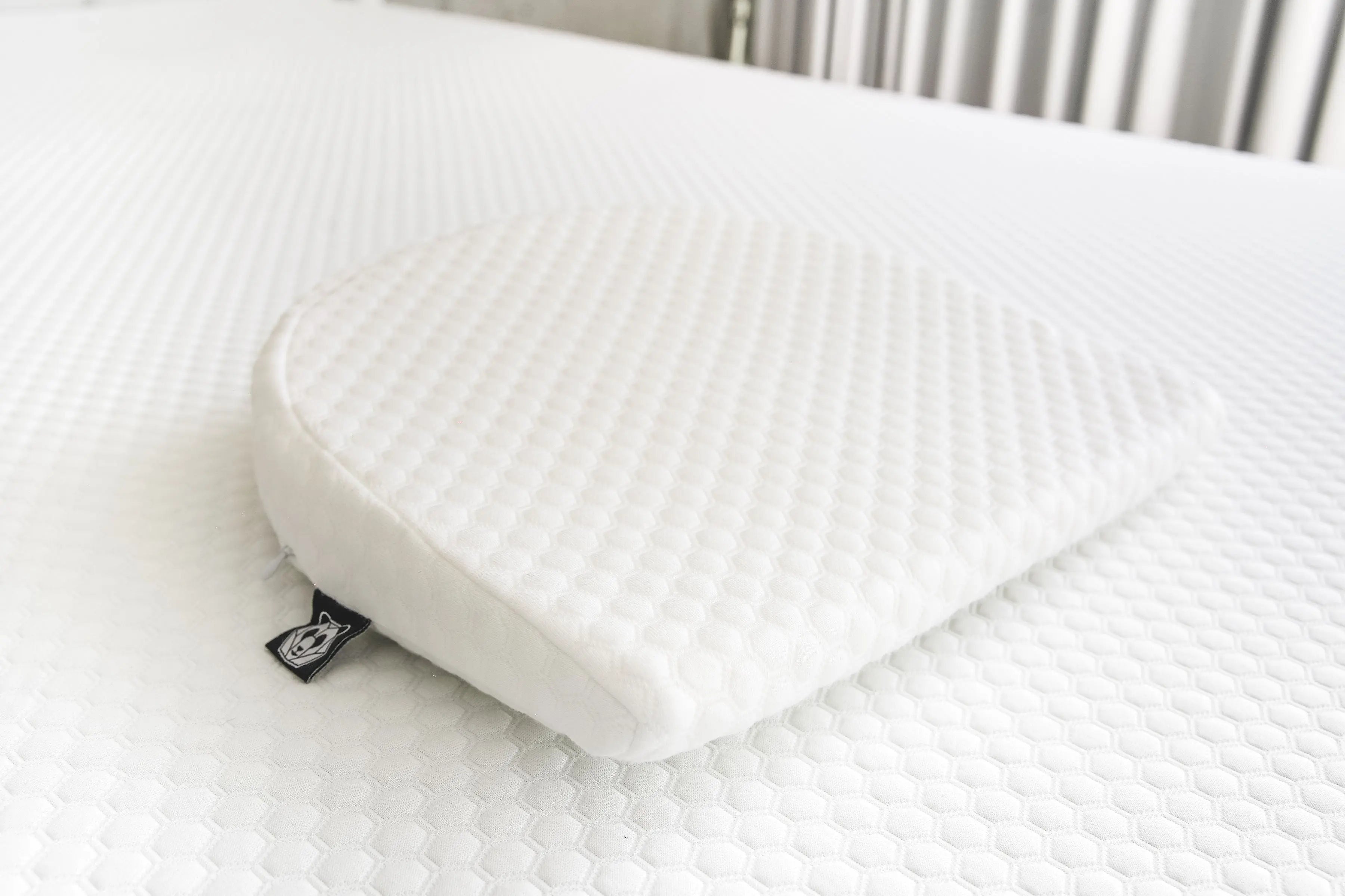 Almohada Cuña Baby de PANDI, enfocada en su elegante diseño en memoria foam, perfecta para el reflujo y descanso saludable de los más pequeños.