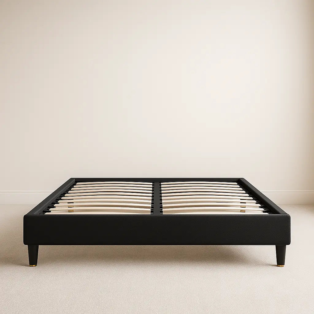 Base de Cama Tapizada de PANDI, estructura sólida y elegante con lamas de madera, ideal para un dormitorio moderno.