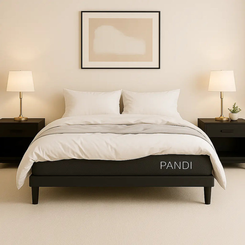 Base de cama tapizada de PANDI en un dormitorio moderno, con edredón blanco y almohadas, combinando elegancia y comodidad en un entorno acogedor.