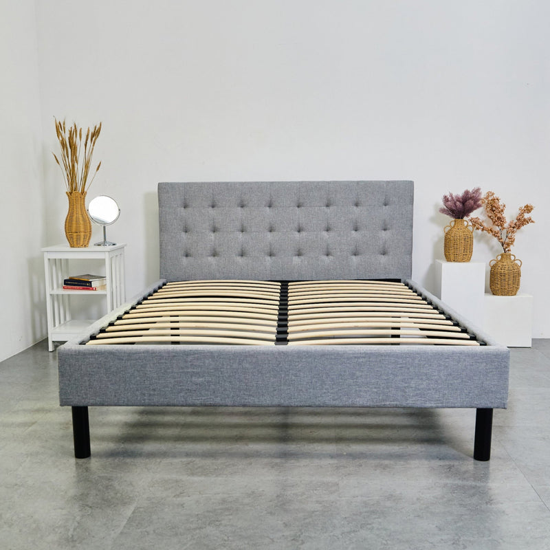 Base de Cama con Cabecera de PANDI, elegante y funcional, tapizada en lino 100% poliéster y disponible en varios colores, ideal para cualquier dormitorio moderno.