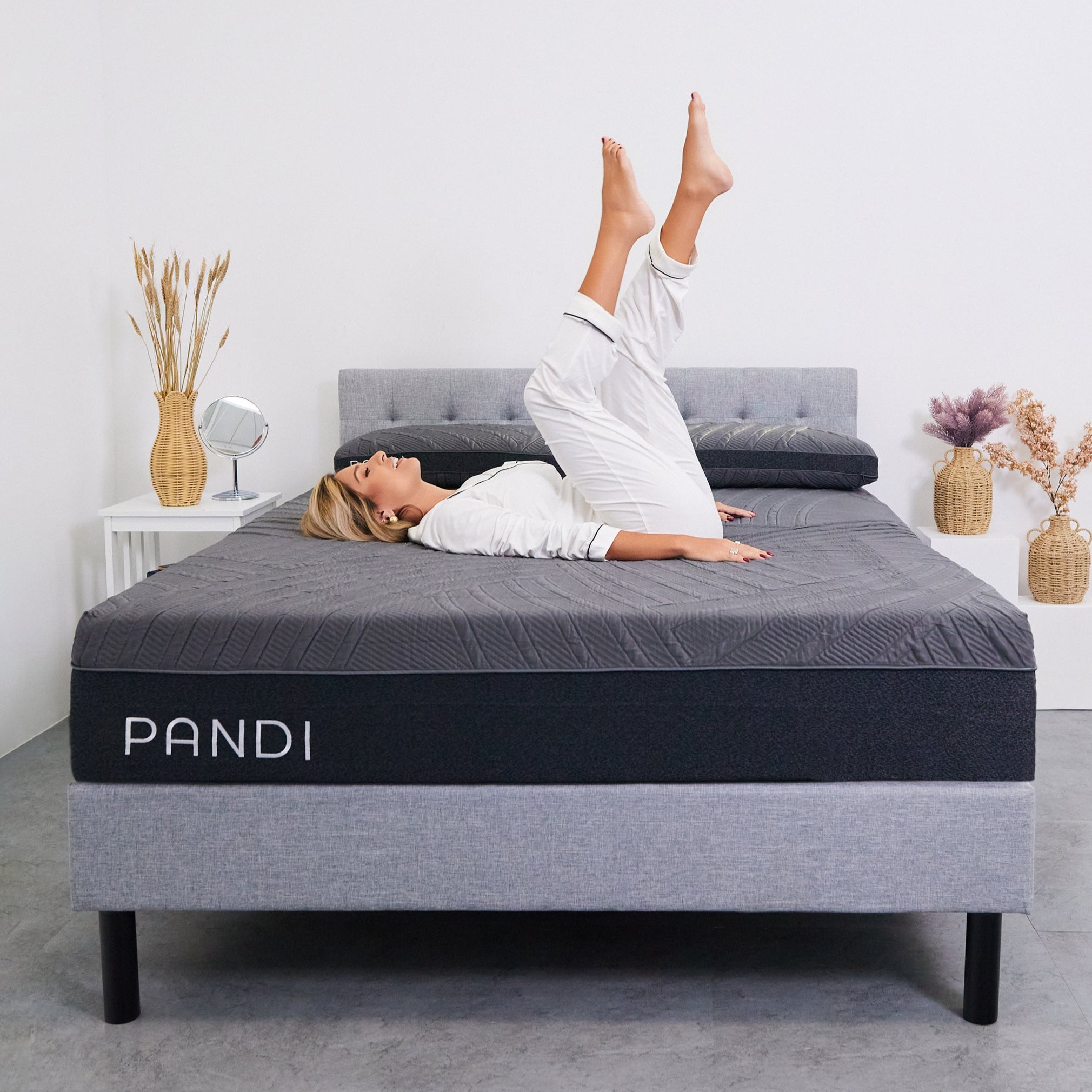 Cabecera de 78 cm de altura de la Base de Cama con Cabecera de PANDI, proporcionando un respaldo cómodo para leer y relajarse, perfecta para un descanso óptimo.