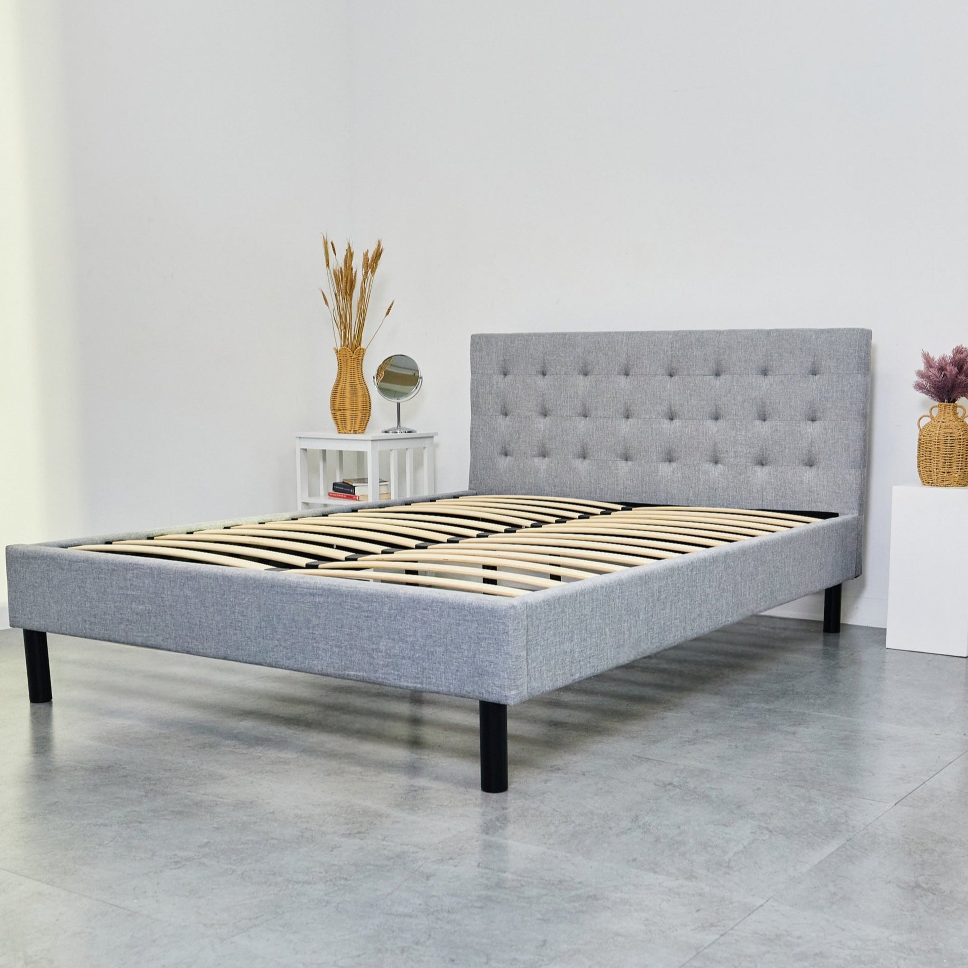 Vista lateral de la Base de Cama con Cabecera de PANDI, mostrando su estructura de contrachapado durable y 13 filas de lamas curvas, adaptándose a cualquier colchón.