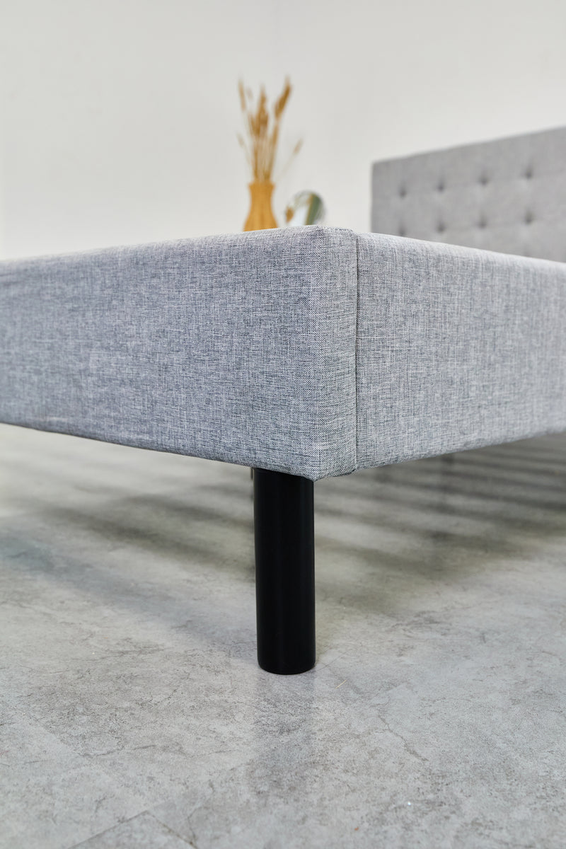 Diseño contemporáneo y patas elevadas de 20 cm de la Base de Cama con Cabecera de PANDI, facilitando la limpieza y añadiendo estilo a tu dormitorio.