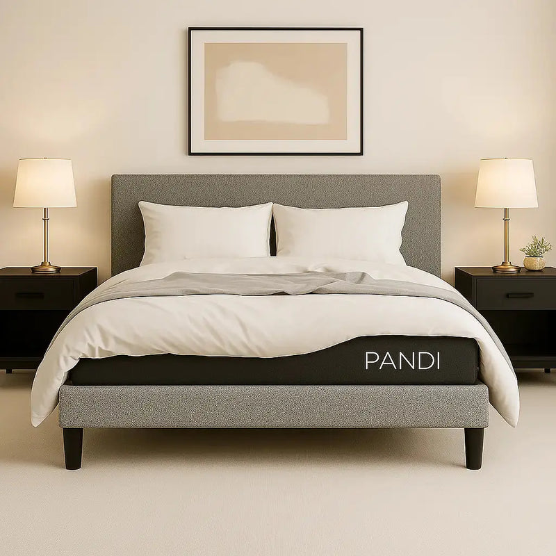 La Base de Cama con Cabecera PANDI completamente equipada en un entorno acogedor, con sábanas y lámparas que complementan el diseño.