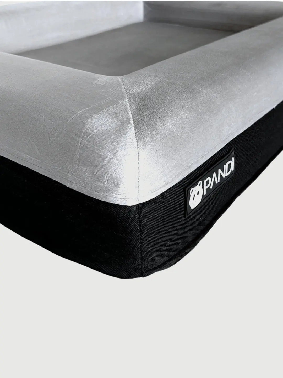 Detalle de la CAMA ORTOPÉDICA PARA MASCOTAS de PANDI, enfocando la textura suave y el elegante diseño que proporciona confort a tus amigos peludos.
