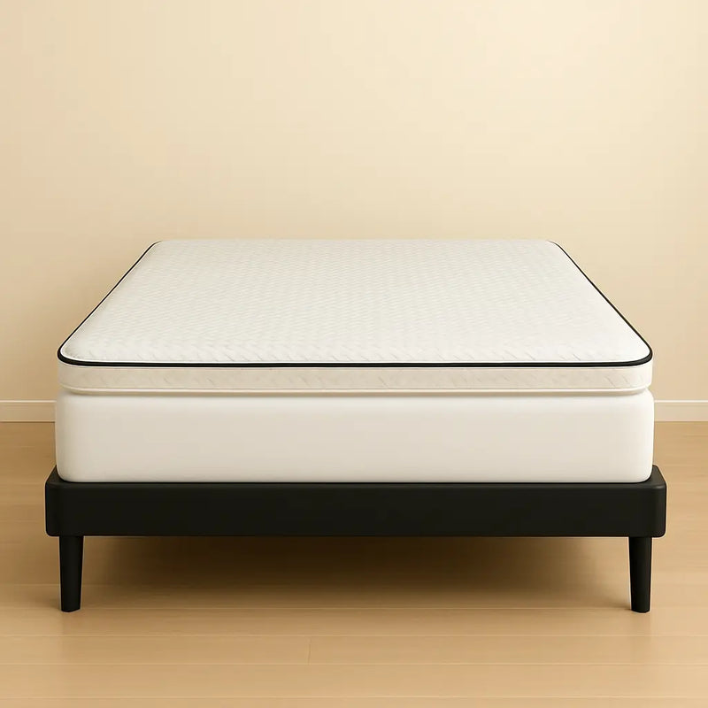 Vista frontal del Topper de Colchón de Bambú de Pandi sobre un elegante somier, mostrando sus bordes con detalles en negro, perfectos para cualquier decoración.