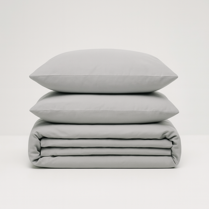 Set de Sábanas 60% Bambú - Gris de PANDI, ideal para un descanso suave y fresco en cualquier estación del año.