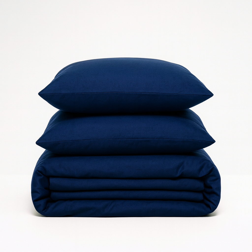 Set de Sábanas 60% Bambú - Azul Oscuro, mostrando un diseño elegante y sofisticado para un dormitorio confortable.