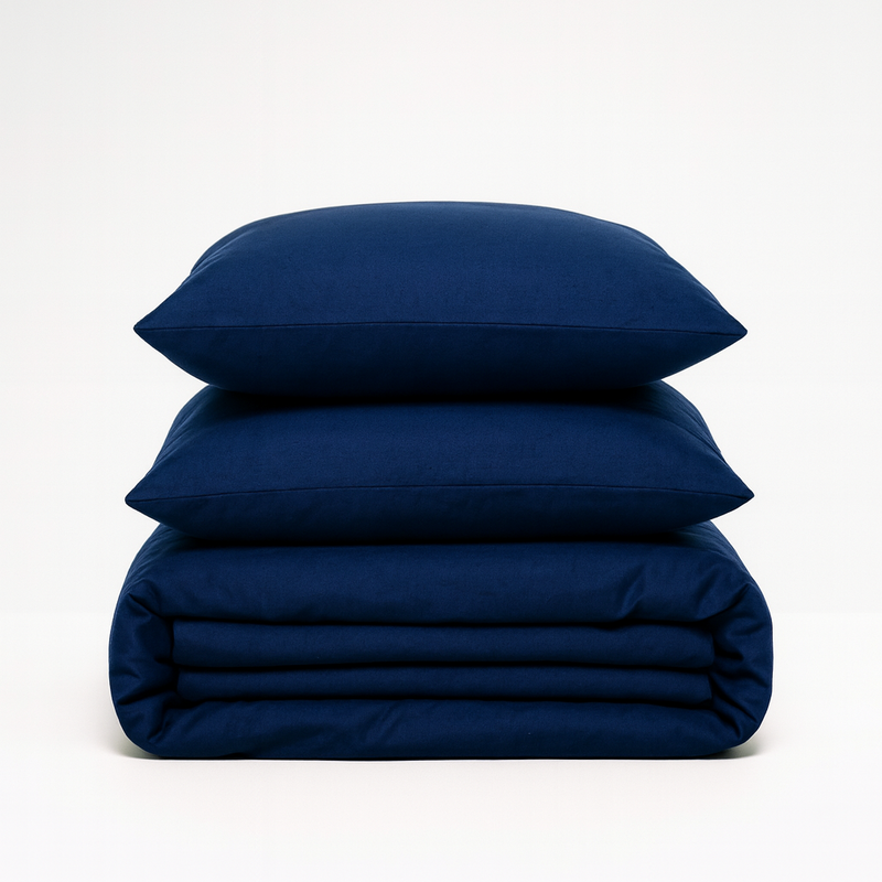 Set de Sábanas 60% Bambú - Azul Oscuro, mostrando un diseño elegante y sofisticado para un dormitorio confortable.