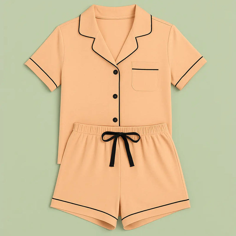 Juego de pijama corta en crema de PANDI, incluye camiseta con botones y pantalones cortos con cintura elástica, perfecto para el descanso.