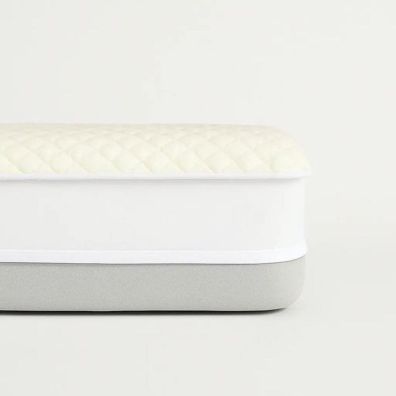 Protector de Colchón de Bambú PANDI en color blanco, mostrando su diseño elegante y moderno, ideal para mantener colchones en perfectas condiciones.