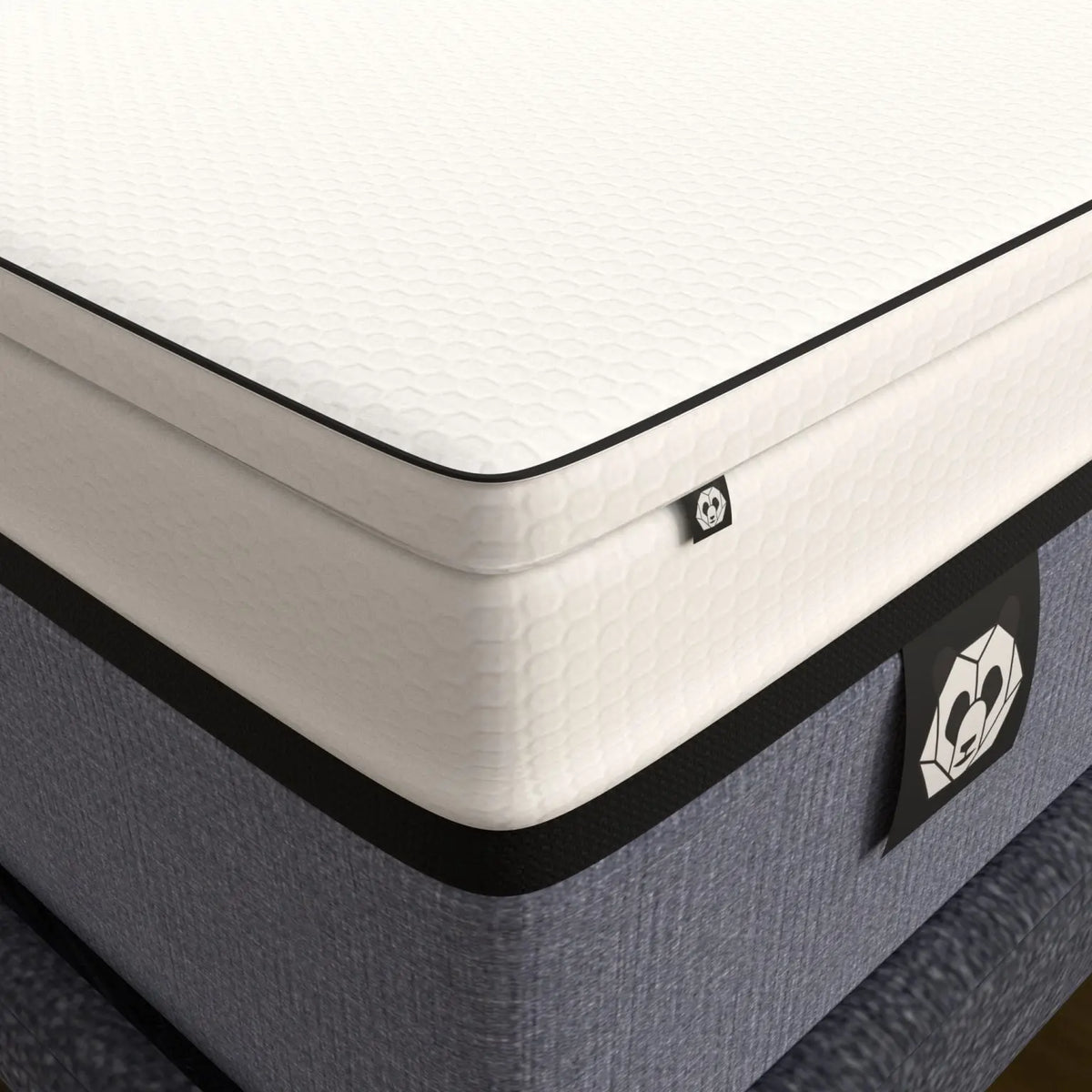 Topper de Cuna PANDI sobre un colchón elegante, mostrando su diseño moderno y suavidad, ideal para el descanso del bebé.