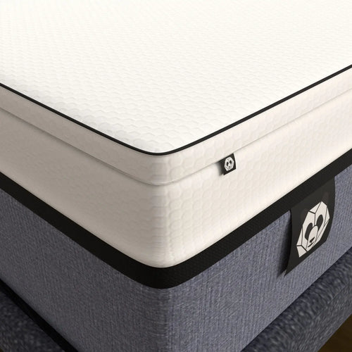 Topper de Cuna PANDI sobre un colchón elegante, mostrando su diseño moderno y suavidad, ideal para el descanso del bebé.