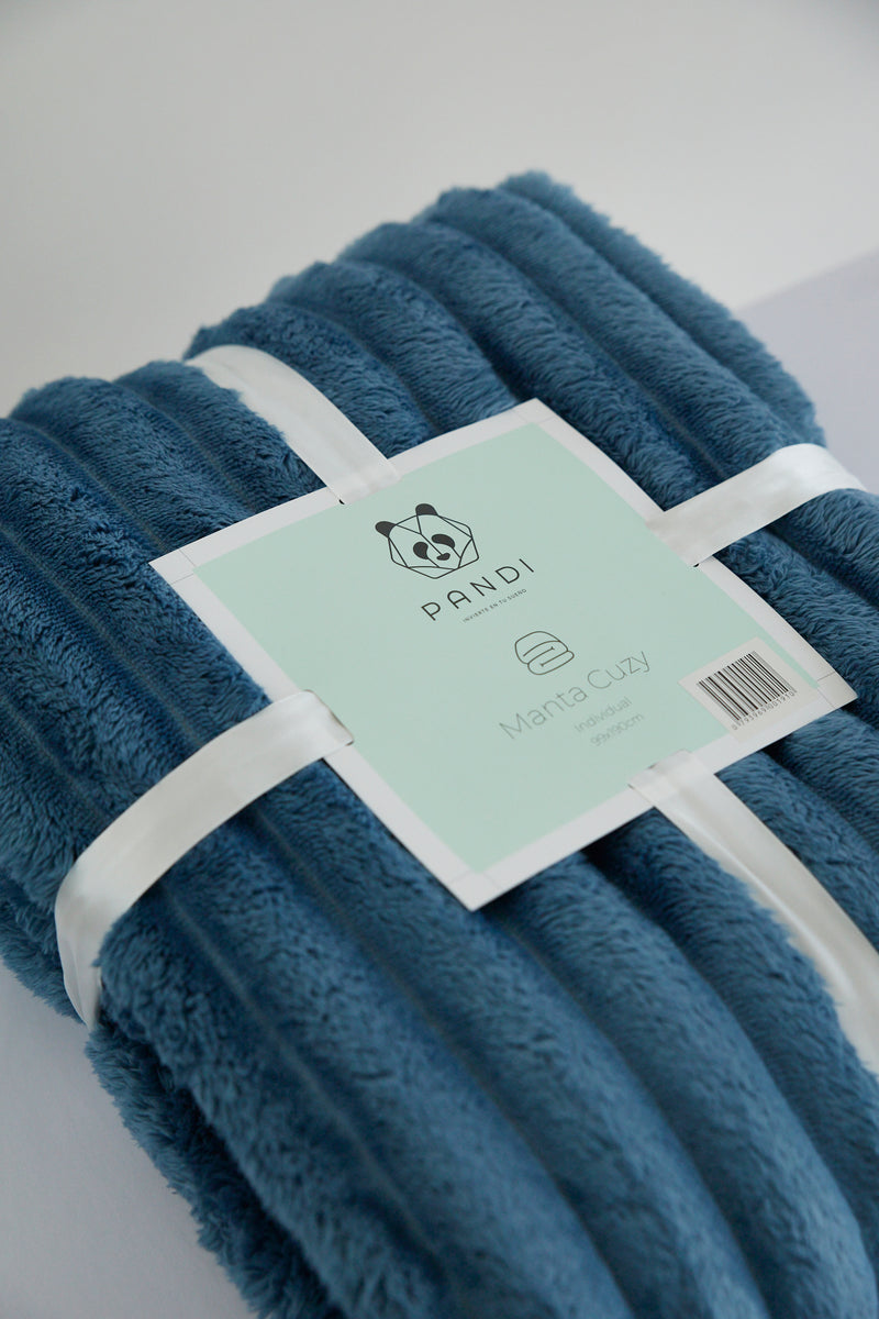 Manta Cuzy - Azul, diseño versátil y fácil de cuidar, perfecta para el hogar y viajes, garantizando suavidad y durabilidad.