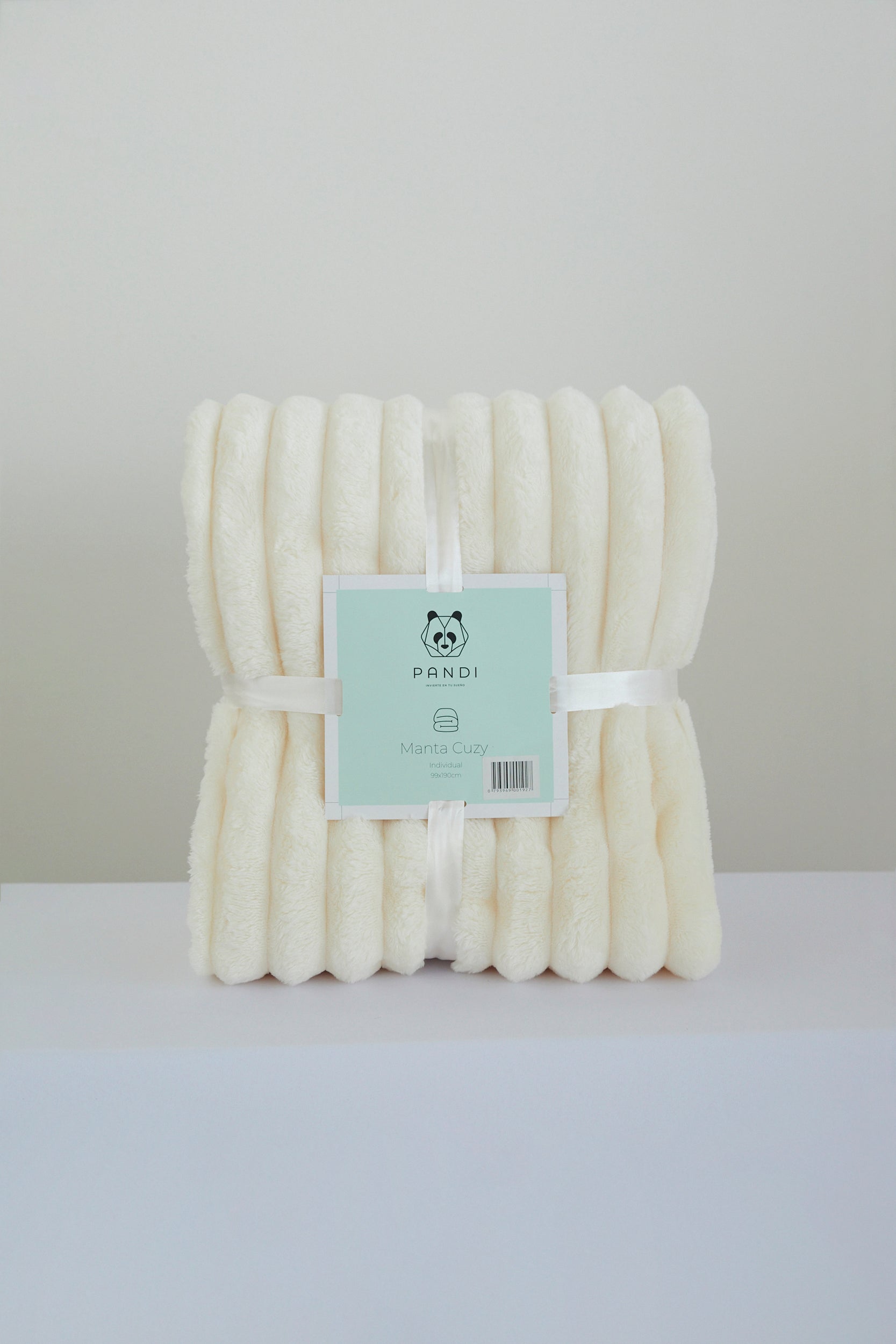 Manta Cuzy - Crema, diseñada para proporcionar calidez y suavidad, esta manta de franela suave es perfecta para cualquier ocasión.